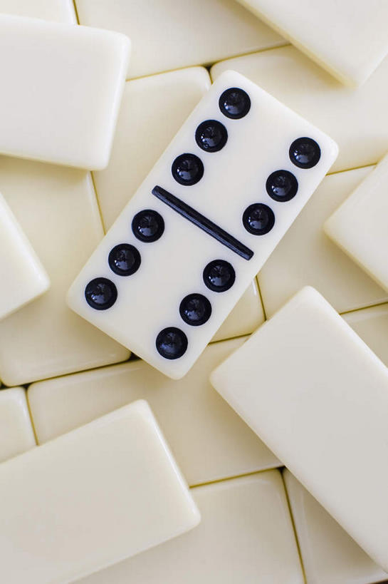 无人,竖图,俯视,室内,特写,白天,游戏,赌博,贪欲,竞争,静物,玩具,许多,阴影,反射,骨牌,影子,玩,娱乐,刺激,排列,休闲,摄影,影棚,活动,发泄,消遣,智力,赌具,牌九,投机,侥幸,欲望,宣泄,摆列,玩耍,嬉戏,彩图,高角度拍摄,影棚拍摄,拍摄,布列,分列,胜负,输赢