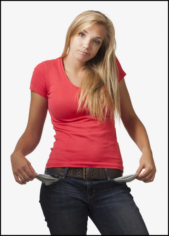 西方人,手,一个人,站,拉,竖图,室内,白天,白色背景,正面,欧洲,欧洲人,双手,仅一个年轻女性,仅一个女性,仅一个人,握,服装,裤子,注视,牛仔裤,休闲装,衣服,红色,观察,看,站着,休闲,手部,休闲服,握着,摄影,服饰,影棚,观看,察看,贫困,贫穷,关注,困难,贫苦,穷苦,清苦,清贫,年轻女性,女人,女性,白种人,站立,半身,彩图,影棚拍摄,拍摄