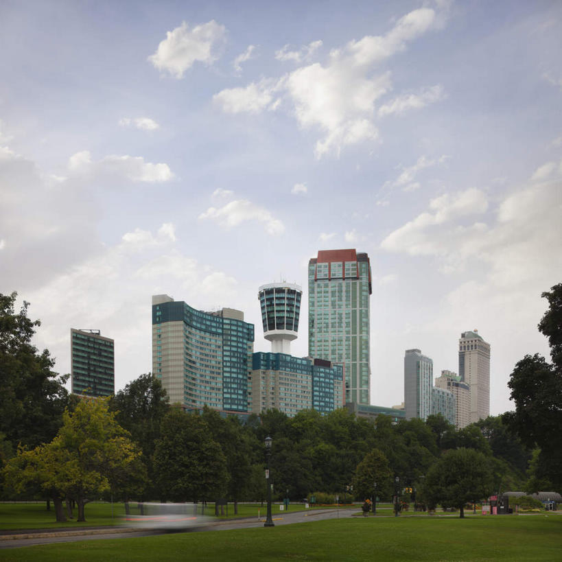 无人,高楼大厦,方图,室外,白天,仰视,旅游,度假,办公楼,草地,草坪,瀑布,水,植物,标志建筑,大厦,地标,建筑,摩天大楼,写字楼,纽约,美国,加拿大,阴影,飞溅,溅,光线,液体,影子,水滴,云,云朵,云彩,娱乐,建设,水珠,草,树,树木,蓝色,绿色,白云,蓝天,天空,阳光,自然,楼宇,天,享受,休闲,旅游胜地,商务楼,放松,生长,晴朗,成长,北美,北美洲,喷洒,美洲,纽约州,帝国之州,帝国州,北亚美利加洲,亚美利加洲,尼加拉瀑布,安大略省,安省,婚纱瀑布,马蹄瀑布,尼亚加拉大瀑布,尼亚加拉河,尼亚加拉瀑布,跌水,晴空,彩图,低角度拍摄,大楼,高层建筑,高楼,摩天楼