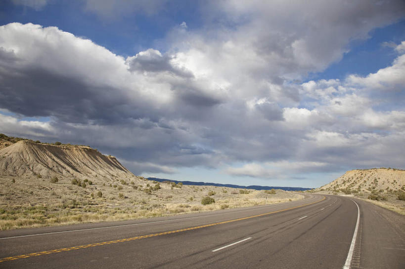 无人,横图,室外,白天,正面,消失点,旅游,度假,美景,山,山脉,道路,路,公路,美国,阴影,光线,影子,景观,山峰,云,云朵,分界线,停车线,交通,山峦,云彩,娱乐,蓝色,白云,蓝天,天空,阳光,自然,群山,天,享受,休闲,景色,放松,晴朗,车行道,车行道分界线,笔直,北美,北美洲,犹他州,自然风光,标线,美洲,车行线,北亚美利加洲,亚美利加洲,犹他,蜂窝之州,蜂房州,笔挺,晴空,马路,彩图