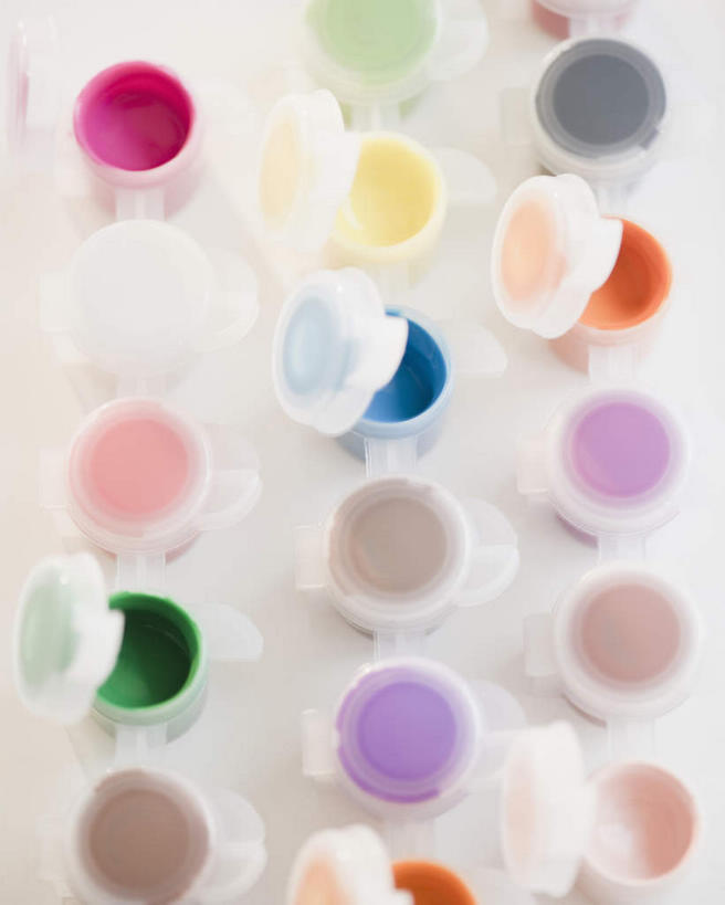 无人,竖图,俯视,彩色,室内,特写,白天,白色背景,绘画,静物,许多,阴影,艺术,反射,影子,塑料,盒子,排列,容器,塑料制品,摄影,影棚,储藏,五颜六色,颜料,美术,色彩斑斓,储存,五彩缤纷,五彩斑斓,摆列,五光十色,彩图,高角度拍摄,影棚拍摄,拍摄,丙烯颜料,布列,分列,贮存