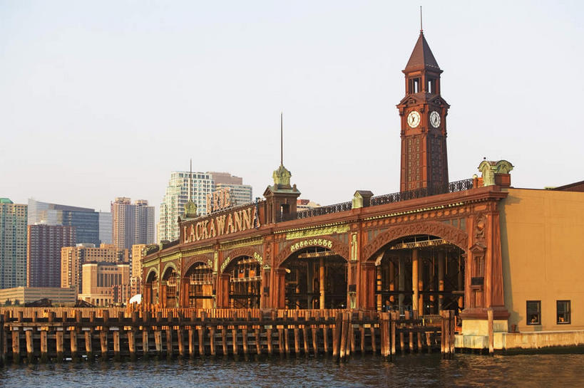 无人,高楼大厦,横图,室外,白天,仰视,度假,河流,美景,水,城市风光,标志建筑,城市,大厦,地标,建筑,摩天大楼,车站,美国,阴影,时间,光线,时钟,影子,河水,景观,水流,建筑群,钟楼,站台,计时,娱乐,建设,月台,蓝色,蓝天,天空,阳光,钟表,天,享受,休闲,表,景色,放松,晴朗,北美,北美洲,美洲,霍博肯,万里无云,新泽西,北亚美利加洲,亚美利加洲,塔钟,新泽西州,新州,花园之州,花园州,钟,晴空,晴空万里,彩图,低角度拍摄,大楼,高层建筑,高楼,摩天楼