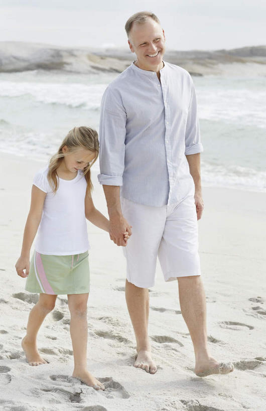 西方人,儿童,中年人,两个人,家庭,父亲,女儿,走,握手,笑,微笑,露齿笑,竖图,室外,白天,正面,纯洁,海浪,海洋,沙滩,欧洲,欧洲人,服装,沙子,海岸,浪花,沙地,注视,休闲装,小孩,衣服,海水,观察,看,休闲,温暖,温馨,父女,一家人,休闲服,父爱,可爱,童年,童趣,服饰,观看,和睦,察看,关注,海景,童真,烂漫,无邪,天真,男人,男性,女孩,中年男性,白种人,孩子,大海,风浪,海,海水的波动,海滩,近岸浪,涌浪,步行,搀手,拉手,散步,手搀手,手拉手,手牵手,手握手,走路,彩图,全身,融洽,女生