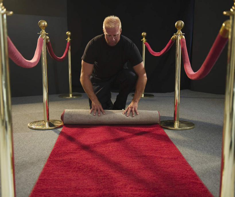 西方人,一个人,警卫,栏杆,蹲,横图,室外,夜晚,正面,聚会,奢侈,夜生活,地毯,欧洲,欧洲人,仅一个男性,仅一个人,仅一个中年男性,握,阴影,服装,装饰,编织,光线,影子,手工艺品,围栏,灯光,织物,拿,拿着,注视,娱乐,护栏,衣服,红色,工艺品,观察,看,休闲,放松,握着,服饰,观看,红地毯,夜店,华丽,修饰,点缀,察看,衣着,穿着,关注,夜总会,保镖,红毯,衬托,美观,雅致,雅观,衣饰,保镳,男人,男性,中年男性,白种人,蹲着,彩图,全身,挂绳礼宾杆,栏杆柱,礼宾带,礼宾杆,礼宾杆围栏,礼宾栏,礼宾绳,礼宾柱