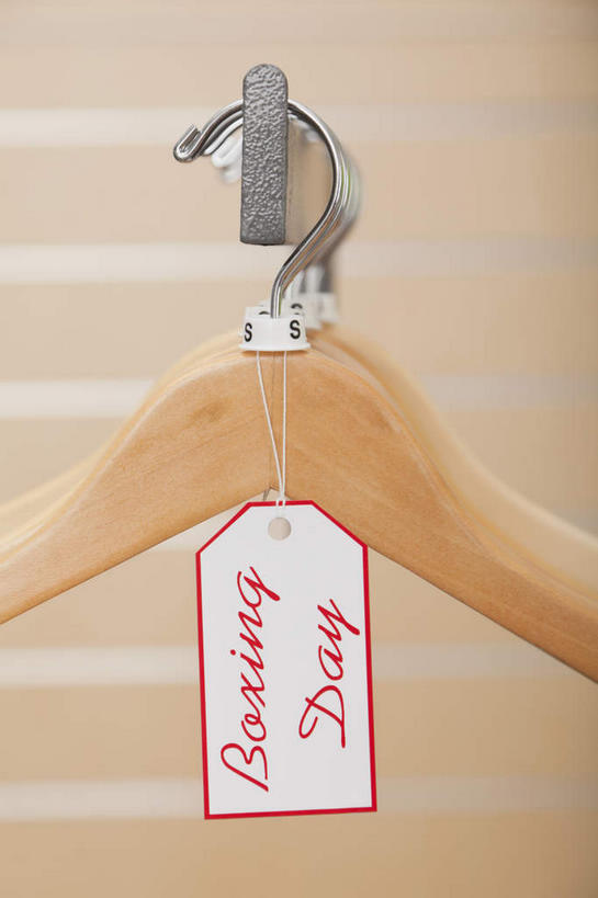 无人,商店,竖图,室内,特写,白天,正面,购物,消费,超市,静物,衣架,吊挂,悬挂,朦胧,模糊,英文,标签,标志,文字,字符,字母,挂,标识,一个,金融,百货,单个,英文字母,出售,服装店,选购,贸易,百货公司,服饰店,血拼,出卖,发售,挂衣架,晾衣架,彩图,购物商场,购物中心,商业中心