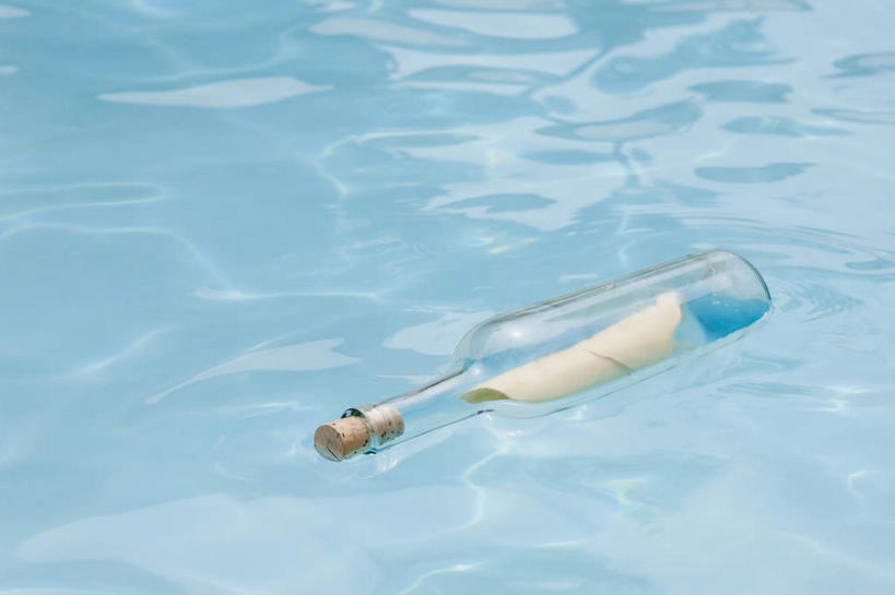 无人,体育馆,游泳池,横图,俯视,室外,特写,白天,神秘,钱,美元,水,钱币,水池,水面,漂流瓶,艺术品,美金,泳池,装饰品,一个,祈祷,惊喜,许愿,钞票,金融,纸币,期待,经济,单个,祈求,游泳馆,美圆,流通,纸钞,贸易,许愿瓶,偶然,货币,现金,彩图,高角度拍摄