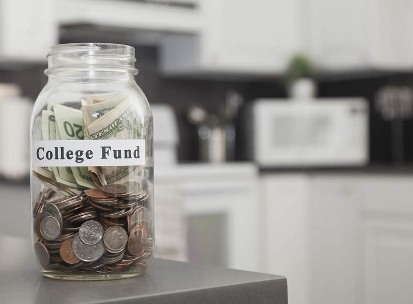 无人,横图,室内,特写,白天,正面,钱,餐桌,厨房,桌子,静物,玻璃,朦胧,模糊,英文,标志,钱币,文字,字符,字母,标识,玻璃制品,一个,玻璃瓶,瓶子,金融,经济,单个,餐台,英文字母,加拿大元,流通,贸易,广口瓶,加拿大货币,货币,现金,硬币,彩图,灶间