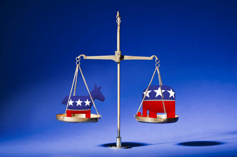 无人,横图,室内,特写,白天,正面,竞争,实验,仪器,静物,旗帜,对抗,阴影,蓝色背景,研究,冲突,反射,分析,化学,测试,影子,旗子,一个,平衡,摄影,影棚,单个,衡量,对立,矛盾,计量,试验耗材,实验用品,敌对,挫败,斗争,抗拒,抗衡,托盘天平,旌旗,旗号,共和党,民主党,秤,天平称,天平秤,彩图,影棚拍摄,拍摄