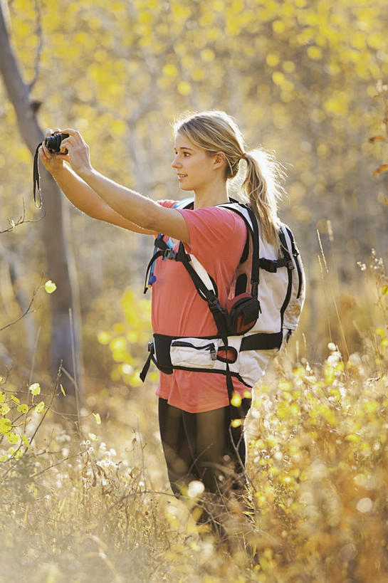 西方人,一个人,站,竖图,室外,白天,侧面,锻炼,旅游,度假,运动,秋季,森林,树林,植物,相机,叶子,欧洲,欧洲人,仅一个年轻女性,仅一个女性,仅一个人,握,阴影,服装,光线,包,影子,枯叶,落叶,拿,旅行包,拿着,注视,休闲装,娱乐,树,树木,拍照,衣服,粉色,绿色,阳光,自然,背包,数码相机,观察,看,站着,享受,休闲,休闲服,放松,握着,摄影,服饰,生长,成长,观看,察看,关注,室外运动,户外运动,旅游包,年轻女性,女人,女性,白种人,叶,叶片,照相机,秋,秋天,站立,半身,彩图,健身,照相,双肩包