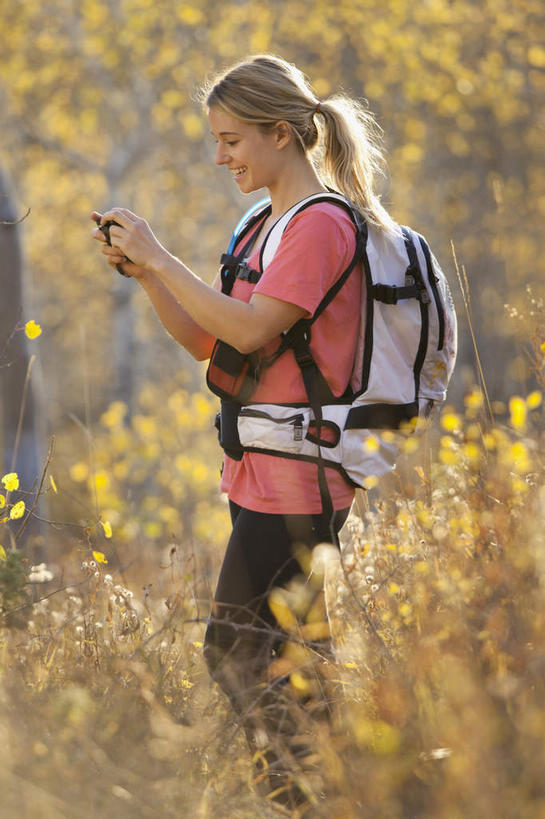 西方人,一个人,站,竖图,室外,白天,侧面,锻炼,旅游,度假,运动,秋季,森林,树林,植物,相机,叶子,欧洲,欧洲人,仅一个年轻女性,仅一个女性,仅一个人,握,阴影,服装,光线,包,影子,枯叶,落叶,拿,旅行包,拿着,注视,休闲装,娱乐,树,树木,拍照,衣服,粉色,绿色,阳光,自然,背包,数码相机,观察,看,站着,享受,休闲,休闲服,放松,握着,摄影,服饰,生长,成长,观看,察看,关注,室外运动,户外运动,旅游包,年轻女性,女人,女性,白种人,叶,叶片,照相机,秋,秋天,站立,半身,彩图,健身,照相,双肩包