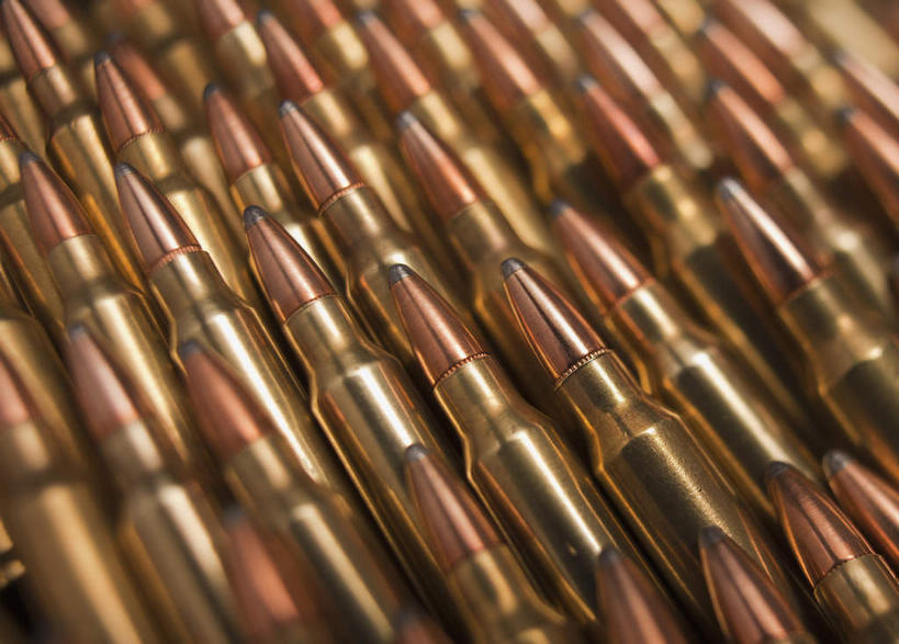 无人,横图,俯视,室内,特写,白天,竞争,静物,一排,许多,对抗,整齐,并列,并排,冲突,很多,破坏,排列,金色,武器,战争,摄影,影棚,子弹,损坏,富贵,攻击,威胁,队列,对立,矛盾,兵器,防御,平行,枪弹,忠诚,敌对,挫败,斗争,抗拒,抗衡,杀伤,威慑,富丽,名誉,荣华,危险,彩图,高角度拍摄,影棚拍摄,拍摄