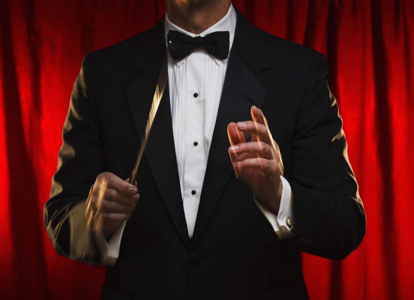 西方人,一个人,站,横图,室内,白天,正面,衬衫,西装,欧洲,欧洲人,仅一个男性,仅一个人,仅一个中年男性,握,阴影,套装,正装,光线,棒子,领结,影子,灯光,指挥棒,拿,指挥,指挥家,拿着,职业装,红色,站着,握着,帷幕,节奏,节拍,象征,庄重,帷幔,身份,幕布,幕帘,正式,地位,帷幔布,男人,男性,中年男性,白种人,站立,半身,彩图,衬衣,短小,音乐艺术家,追光,棍棒