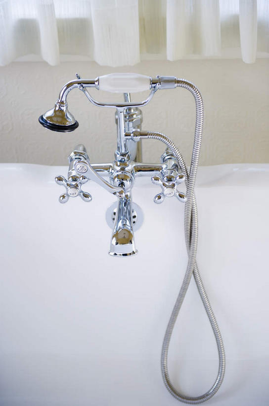 无人,竖图,俯视,室内,特写,白天,窗帘,卫生间,浴室,静物,装饰,水龙头,开关,花洒,莲蓬头,帘子,浴缸,打开,遮阳,华丽,修饰,点缀,阀门,开启,卫浴设备,喷雾头,衬托,美观,雅致,雅观,水咀,水管装置,淋浴房,彩图,高角度拍摄,冲凉房,沐浴间,沐浴室