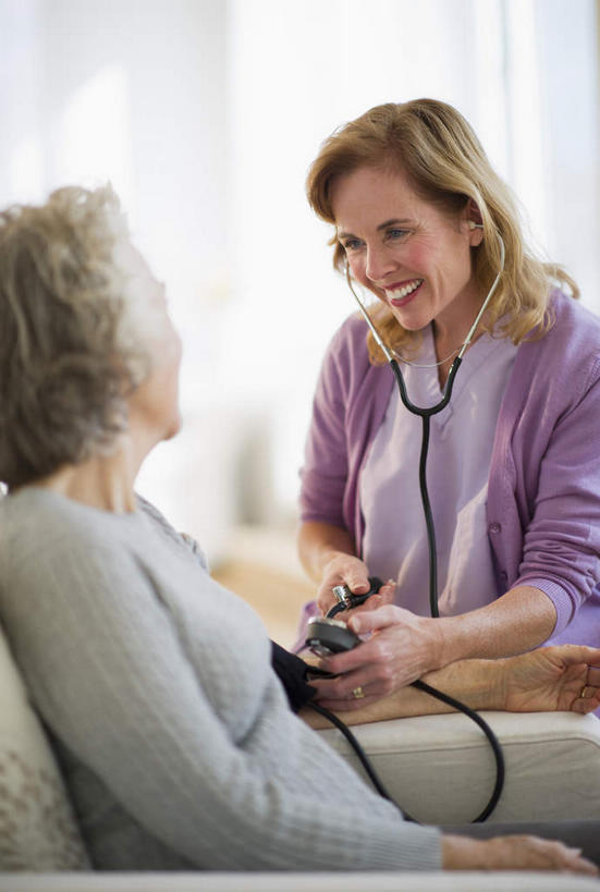 西方人,两个人,病人,护士,客厅,坐,笑,说,微笑,露齿笑,竖图,室内,白天,正面,讨论,靠垫,沙发,欧洲,欧洲人,握,服装,朦胧,模糊,测量,刻度,靠枕,拿,拿着,注视,相视,衣服,垫子,枕头,观察,看,面对面,握着,服饰,观看,测量工具,对视,察看,医疗设备,血压计,起居室,互视,白衣天使,衣着,穿着,关注,病患,医疗器械,相对,布艺沙发,相看,量具,量仪,血压表,衣饰,客堂,交流,老年女性,女人,女性,中年女性,白种人,患者,就医者,沟通,讲话,交谈,商讨,说话,谈话,坐着,半身,彩图