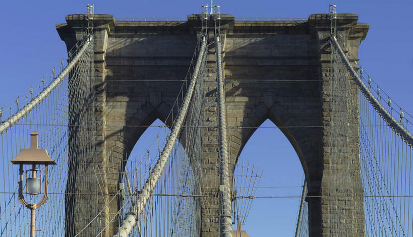 无人,横图,室外,白天,仰视,旅游,度假,标志建筑,城市,大桥,地标,建筑,路灯,桥梁,照明,纽约,美国,阴影,光线,影子,布鲁克林大桥,桥,灯光,曼哈顿,娱乐,建设,灯,蓝色,蓝天,天空,阳光,天,享受,休闲,钢索,旅游胜地,放松,吊桥,晴朗,照亮,北美,北美洲,照明设备,美洲,纽约州,万里无云,布鲁克林桥,帝国之州,帝国州,北亚美利加洲,亚美利加洲,石桥墩,晴空,晴空万里,彩图,低角度拍摄,曼哈顿岛