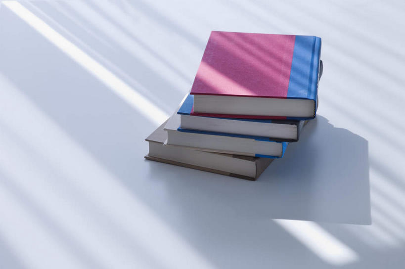 无人,横图,俯视,室内,特写,白天,白色背景,桌子,静物,书籍,一排,阴影,整齐,反射,影子,四本,书桌,排列,红色,蓝色,课桌,摄影,影棚,堆,队列,书,图书,彩图,高角度拍摄,影棚拍摄,拍摄