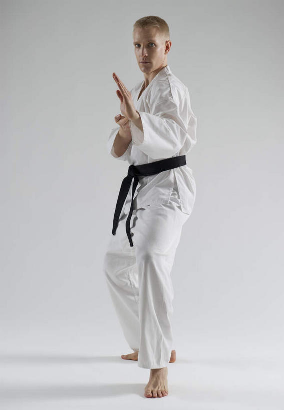 西方人,一个人,站,竖图,室内,白天,白色背景,侧面,锻炼,运动,武术,欧洲,欧洲人,仅一个男性,仅一个人,阴影,服装,反射,影子,扭头,注视,仅一个年轻男性,衣服,白色,观察,看,站着,转头,摄影,服饰,影棚,观看,察看,衣着,穿着,关注,搏击,空手道,柔道服,衣饰,体育,男人,男性,年轻男性,白种人,站立,彩图,全身,影棚拍摄,健身,拍摄,空手,唐手,武道,练功服