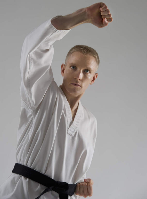 西方人,拳,一个人,站,举,竖图,室内,白天,白色背景,仰视,锻炼,运动,武术,欧洲,欧洲人,仅一个男性,仅一个人,握,服装,注视,仅一个年轻男性,衣服,白色,观察,看,托,握拳,站着,握着,摄影,服饰,影棚,观看,察看,衣着,穿着,关注,搏击,空手道,柔道服,衣饰,体育,男人,男性,年轻男性,白种人,拳头,举起,举手,举着,向上举,向上伸,向上托,站立,半身,彩图,低角度拍摄,影棚拍摄,健身,拍摄,空手,唐手,武道,练功服