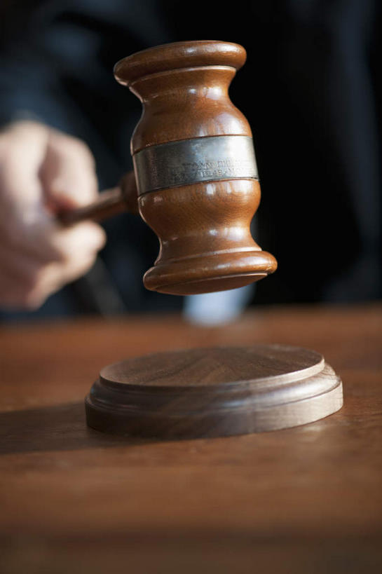 西方人,手,一个人,法官,办公室,竖图,室内,特写,白天,正面,家具,桌子,欧洲,欧洲人,仅一个男性,仅一个人,仅一个中年男性,握,阴影,朦胧,模糊,反射,木制,影子,办公桌,拿,拿着,一个,木制品,手部,拍卖槌,拍卖锤,握着,单个,单手,法槌,办公家具,法锤,男人,男性,中年男性,白种人,半身,彩图,判事,推事