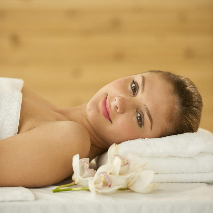 西方人,一个人,躺,笑,微笑,方图,室内,白天,侧面,按摩,美容,床,欧洲,欧洲人,仅一个年轻女性,仅一个女性,仅一个人,护肤,盛开,木制,纺织物,墙,床单,花蕾,扭头,注视,被子,裸露,墙壁,墙面,花,花瓣,花朵,鲜花,木制品,毛巾,花苞,花蕊,观察,看,清洁,转头,保养,享受,休闲,放松,SPA水疗,保健,温泉浴场,观看,保暖,察看,高雅,被单,关注,裸,透气,养颜,按摩床,防水,淡泊,花中君子,储水,耐磨,吸水,卧着,兰花,年轻女性,女人,女性,白种人,矿泉疗养地,躺着,卧,半身,彩图,水疗,搓背床,理疗床,美容床,指压床