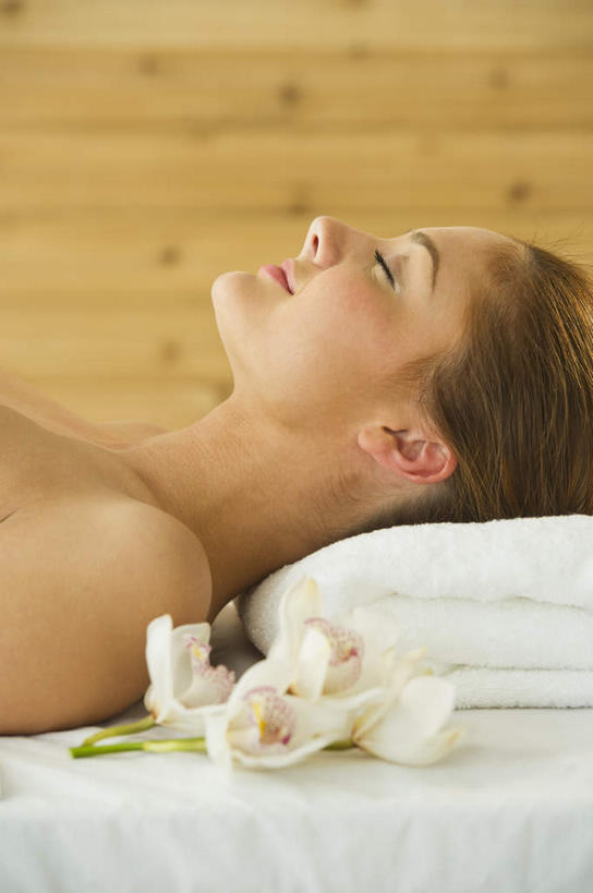 西方人,一个人,躺,闭眼,竖图,室内,白天,侧面,按摩,美容,床,欧洲,欧洲人,仅一个年轻女性,仅一个女性,仅一个人,护肤,盛开,木制,纺织物,墙,床单,花蕾,被子,裸露,墙壁,墙面,花,花瓣,花朵,鲜花,木制品,毛巾,花苞,花蕊,清洁,保养,享受,休闲,放松,SPA水疗,保健,温泉浴场,保暖,高雅,被单,裸,透气,养颜,按摩床,防水,淡泊,花中君子,储水,耐磨,吸水,卧着,兰花,年轻女性,女人,女性,白种人,矿泉疗养地,闭眼睛,闭着眼,闭着眼睛,躺着,卧,半身,彩图,水疗,搓背床,理疗床,美容床,指压床