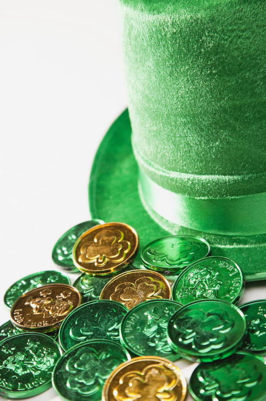 无人,竖图,俯视,室内,特写,白天,白色背景,钱,静物,帽子,一堆,许多,阴影,堆叠,堆积,节日,庆祝,反射,钱币,影子,很多,礼帽,文化,一个,绿色,庆典,金色,金融,摄影,影棚,经济,单个,纪念,堆,流通,贸易,圣.帕特里克节,圣帕特里克节,货币,现金,硬币,彩图,高角度拍摄,影棚拍摄,拍摄