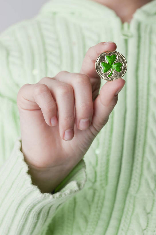 西方人,儿童,手,一个人,站,竖图,室内,特写,白天,正面,爱情,自由,幸福,纯洁,欧洲,欧洲人,仅一个女性,仅一个人,握,服装,节日,庆祝,标志,三叶草,拿,拿着,休闲装,文化,标识,小孩,衣服,站着,仅一个小孩,庆典,休闲,手部,休闲服,可爱,童年,童趣,握着,摄影,服饰,影棚,纪念,希望,单手,徽章,和平,童真,烂漫,无邪,车轴草,苜蓿,统一,圣.帕特里克节,圣帕特里克节,天真,团结,女孩,女人,女性,白种人,孩子,站立,半身,彩图,影棚拍摄,拍摄,女生