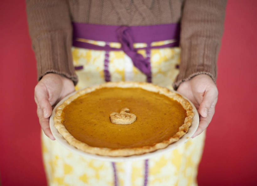 面食,西方人,手,一个人,站,捧,横图,俯视,室内,特写,白天,烹饪,西餐,餐具,欧洲,欧洲人,双手,仅一个年轻女性,仅一个女性,仅一个人,红色背景,服装,碟子,盘,料理,食品,面点,休闲装,菜肴,美食,食物,一个,衣服,盘子,碟,站着,休闲,手部,休闲服,西式,摄影,服饰,佳肴,影棚,单个,派,南瓜派,年轻女性,女人,女性,白种人,端,端着,捧着,手捧,站立,半身,彩图,高角度拍摄,影棚拍摄,拍摄