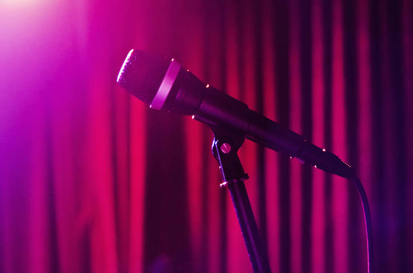 无人,横图,室内,特写,白天,正面,静物,阴影,光线,影子,支架,灯光,架子,红色,话筒,摄影,帷幕,影棚,支撑,麦克风,扩音器,帷幔,话筒架,幕布,幕帘,传声器,微音器,帷幔布,彩图,影棚拍摄,拍摄,麦克风架