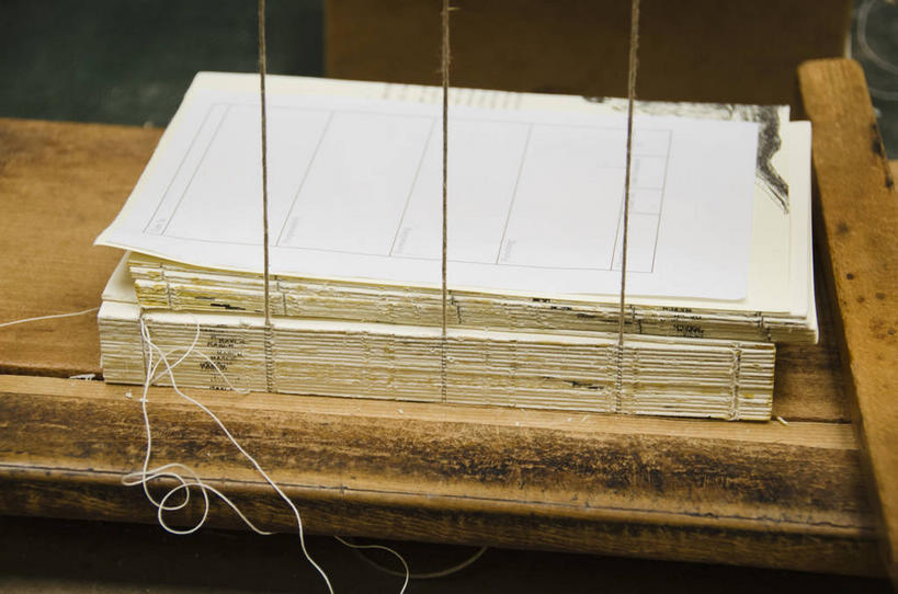 无人,工厂,横图,俯视,室内,特写,白天,车间,机器,静物,一排,许多,整齐,材料,档案,木材,文件,纸,很多,木柴,排列,绳子,手稿,资料,机械,木料,堆,绳索,证明,装订,队列,文档,彩图,高角度拍摄,制造厂