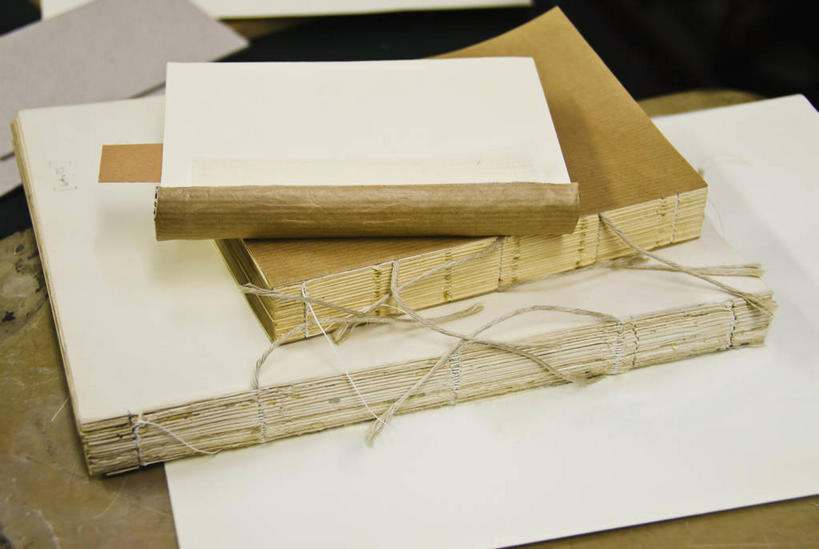 无人,工厂,横图,俯视,室内,特写,白天,车间,桌面,桌子,静物,书籍,一堆,许多,堆叠,堆积,木制,材料,档案,文件,纸,很多,木制品,绳子,手稿,资料,堆,绳索,证明,装订,文档,书,图书,彩图,高角度拍摄,制造厂