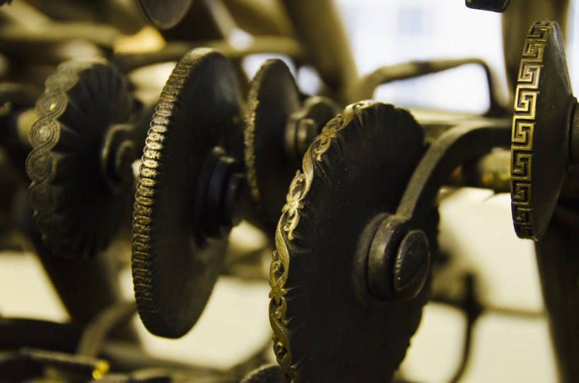 无人,横图,室内,特写,白天,正面,机器,零件,齿轮,静物,连接,组合,古老,朦胧,模糊,印刷,纹路,工具,纹理,设备,机械,古董,链接,五金,紧固,拼接,拼凑,古玩,印刷机,肌理,拼合,凑集,聚合,撮合,链结,牢固,复制,陈腐,彩图,印版,印刷设备