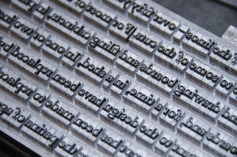 无人,横图,俯视,室内,特写,白天,机器,静物,一排,许多,古老,整齐,并列,并排,印刷,英文,标志,工具,文字,字符,字母,很多,设备,标识,排列,机械,古董,英文字母,队列,平行,古玩,印刷机,复制,陈腐,彩图,高角度拍摄,印版,印刷设备,凸版印刷机