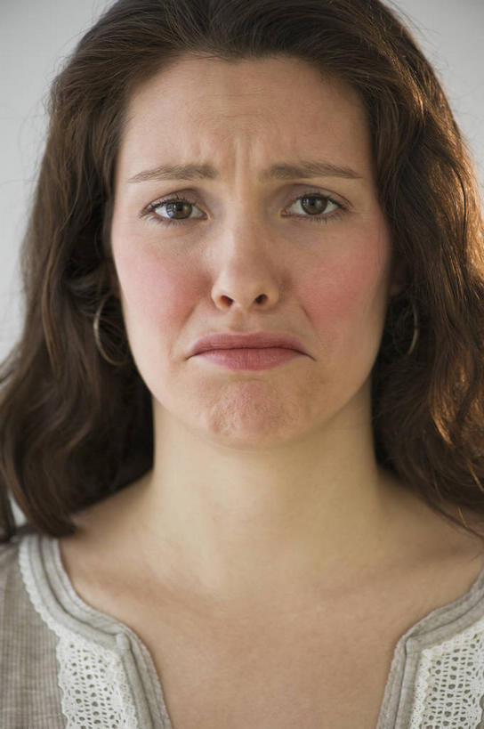 西方人,脸,头,嘴,脸颊,头发,一个人,站,竖图,室内,特写,白天,正面,欧洲,欧洲人,仅一个年轻女性,仅一个女性,仅一个人,灰色背景,服装,棕色,注视,休闲装,肩膀,装饰品,衣服,耳环,饰品,首饰,嘟嘴,观察,看,站着,休闲,休闲服,撅嘴,摄影,服饰,影棚,观看,悲伤,察看,关注,耳饰,哀痛,哀思,年轻女性,女人,女性,白种人,头部,脸部,脸蛋,面部,嘴巴,嘴唇,站立,半身,彩图,影棚拍摄,拍摄