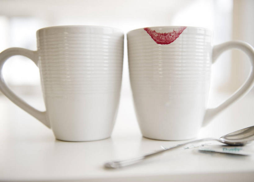 无人,横图,室内,特写,白天,正面,桌面,桌子,静物,杯子,朦胧,模糊,木制,勺子,陶瓷,陶瓷制品,两个,一个,红色,唇膏,化妆品,马克杯,木制品,水杯,口红,调羹,汤匙,单个,化妆用品,印记,唇棒,彩图