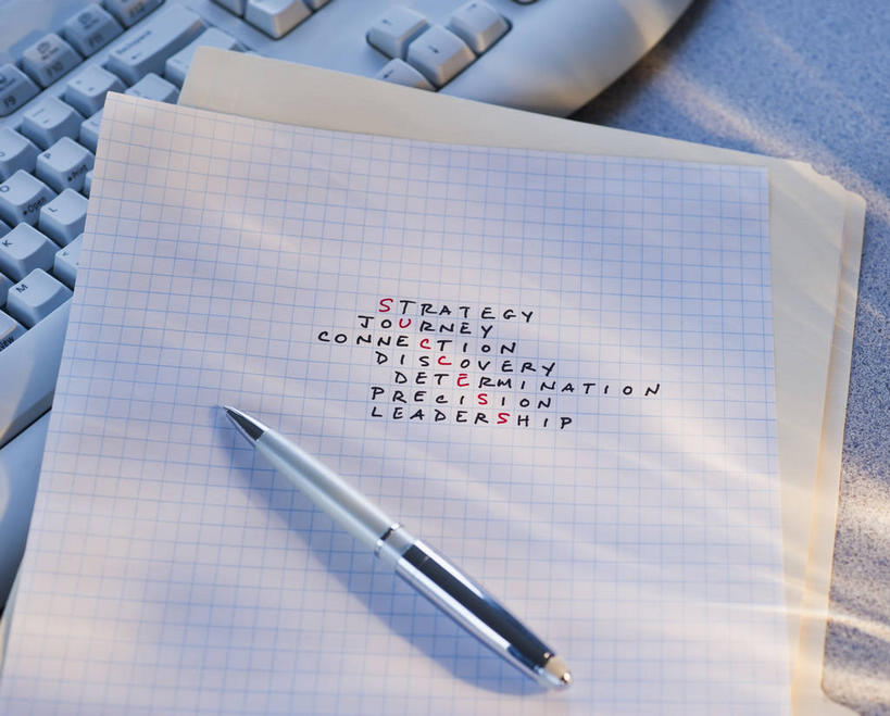 无人,横图,俯视,室内,特写,白天,游戏,键盘,桌面,桌子,静物,笔,办公用品,记事本,玩,娱乐,输入设备,通讯设备,水笔,文具,一个,本子,笔记本,学习用品,休闲,益智,摄影,影棚,单个,活动,文具用品,发泄,消遣,智力,通信设备,填字游戏,宣泄,玩耍,嬉戏,彩图,高角度拍摄,影棚拍摄,拍摄,纵横字谜