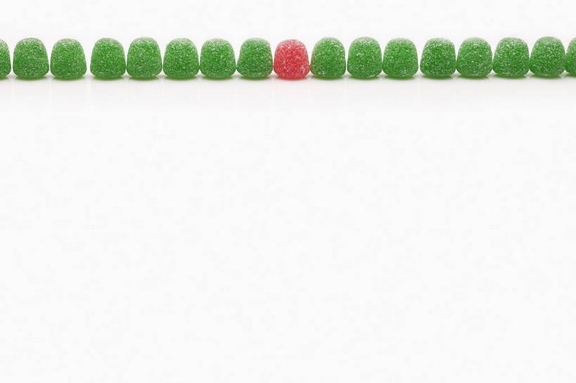 无人,横图,俯视,室内,特写,白天,白色背景,一排,许多,阴影,整齐,反射,影子,食品,糖,糖果,甜点,甜品,软糖,很多,橡皮糖,食物,排列,红色,绿色,甜食,摄影,影棚,队列,彩图,高角度拍摄,影棚拍摄,拍摄