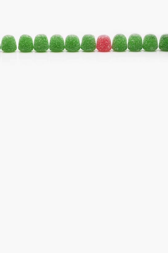 无人,横图,俯视,室内,特写,白天,白色背景,一排,许多,阴影,整齐,反射,影子,食品,糖,糖果,甜点,甜品,软糖,很多,橡皮糖,食物,排列,红色,绿色,甜食,摄影,影棚,队列,彩图,高角度拍摄,影棚拍摄,拍摄