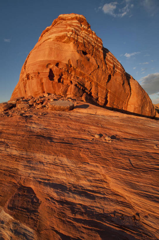 无人,公园,竖图,室外,白天,仰视,旅游,度假,石头,美景,沙漠,山,山脉,美国,阴影,光线,石子,影子,景观,山顶,山峰,云,云朵,山峦,云彩,娱乐,蓝色,白云,蓝天,天空,阳光,自然,群山,天,享受,休闲,景色,放松,晴朗,北美,北美洲,国家公园,自然风光,美洲,内华达州,沉积岩,北亚美利加洲,亚美利加洲,内华达,北美艾灌木丛州,产银之州,银山州,银之州,颠峰,极峰,火焰谷国家公园,水成岩,大漠,砂漠,石块,岩石,晴空,彩图,低角度拍摄,美利坚合众国