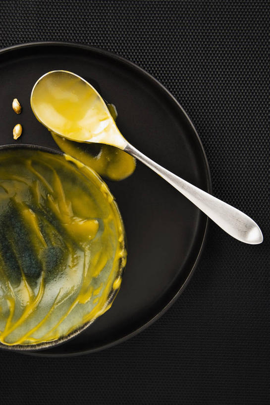 无人,竖图,俯视,室内,特写,白天,烹饪,中餐,南瓜,蔬菜,金属制品,黑色背景,新鲜,金属,勺子,陶瓷,金瓜,汤,料理,食品,陶瓷制品,菜肴,美食,番瓜,食物,一个,容器,调羹,汤匙,碗,橙色,中式,摄影,佳肴,有机食品,绿色食品,影棚,单个,储藏,麦瓜,倭瓜,储存,南瓜汤,彩图,高角度拍摄,影棚拍摄,拍摄,浙江菜,浙菜,贮存