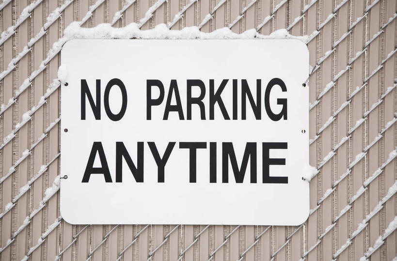 无人,横图,室外,特写,白天,正面,静物,英文,标志,文字,字符,字母,铁丝网,警告,标识,黑色,警示,英文字母,禁止,提醒,提示,限制,铁蒺藜,危险,彩图