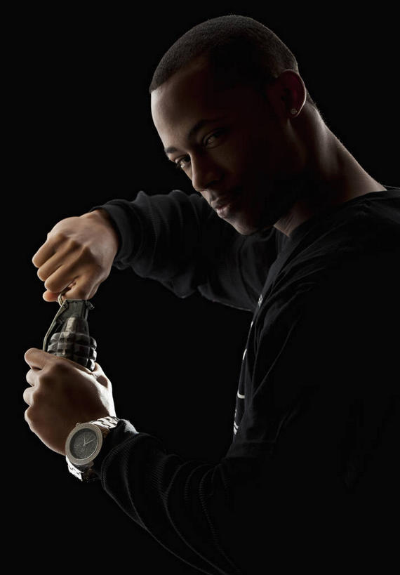 西方人,一个人,站,竖图,室内,白天,正面,炸弹,欧洲,非洲,黑人,欧洲人,仅一个男性,仅一个人,握,阴影,黑色背景,服装,时间,反射,时钟,手表,影子,拿,计时,拿着,扭头,注视,休闲装,仅一个年轻男性,衣服,黑色,钟表,观察,看,站着,转头,休闲,休闲服,表,武器,握着,摄影,服饰,影棚,观看,腕表,察看,威胁,关注,弹药,手榴弹,弹体,引信,危险,男人,男性,年轻男性,非洲人,钟,站立,半身,彩图,影棚拍摄,拍摄