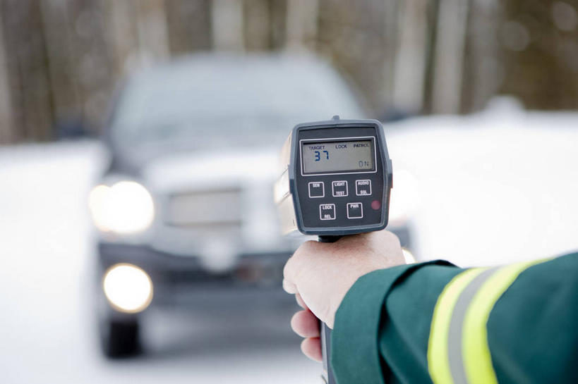 西方人,手,一个人,交警,横图,室外,特写,白天,正面,工作服,制服,雪,植物,大雪,汽车,欧洲,欧洲人,仅一个男性,仅一个人,握,朦胧,模糊,积雪,雪景,冬季,冬天,拿,拿着,车,树,树木,仅一个年轻男性,绿色,自然,交通工具,轿车,手部,寒冷,握着,生长,成长,单手,载具,探测器,严寒,工作制服,男人,男性,年轻男性,白种人,交通管理员,交通警察,半身,彩图,工作套服,测速枪,测速仪器