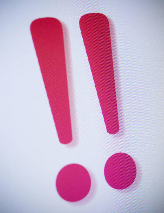 无人,竖图,室内,特写,白天,正面,显示器,标志,屏幕,文字,字符,字母,标识,显示屏,两个,粉色,感叹号,输出设备,彩图