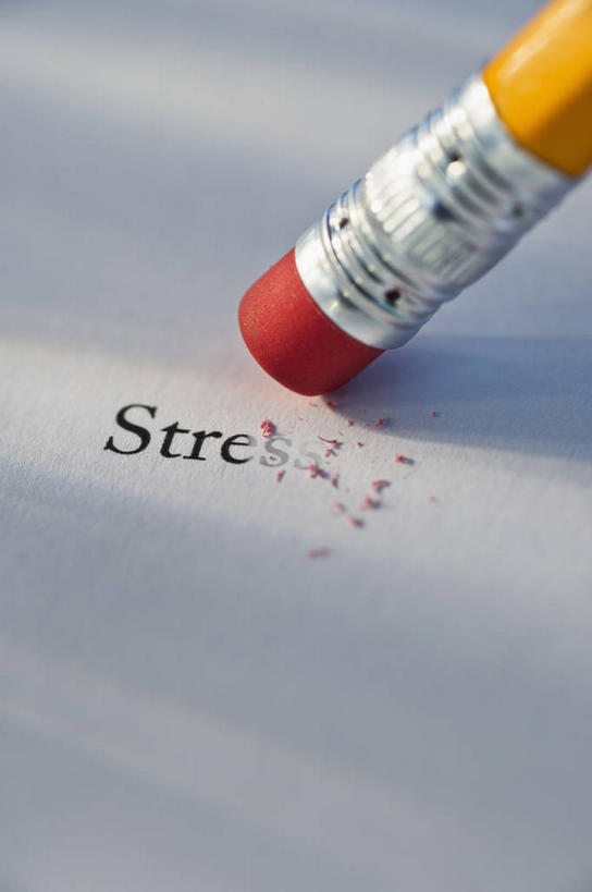 无人,竖图,俯视,室内,特写,白天,白色背景,桌面,桌子,静物,擦,阴影,反射,英文,笔,标志,文字,影子,字符,字母,办公用品,标识,文具,红色,铅笔,橡皮,学习用品,橙色,擦拭,摄影,影棚,英文字母,文具用品,橡皮擦,一支,橡皮屑,碎屑,揩擦,拭,彩图,高角度拍摄,影棚拍摄,拍摄,轻抚