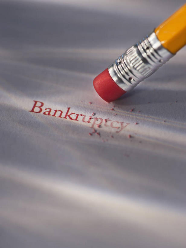 无人,竖图,俯视,室内,特写,白天,白色背景,桌面,桌子,静物,擦,阴影,反射,英文,笔,标志,文字,影子,字符,字母,办公用品,标识,文具,红色,铅笔,橡皮,学习用品,橙色,擦拭,摄影,影棚,英文字母,文具用品,橡皮擦,一支,橡皮屑,碎屑,揩擦,拭,彩图,高角度拍摄,影棚拍摄,拍摄,轻抚