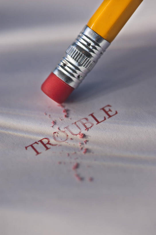 无人,竖图,俯视,室内,特写,白天,白色背景,桌面,桌子,静物,擦,阴影,反射,英文,笔,标志,文字,影子,字符,字母,办公用品,标识,文具,红色,铅笔,橡皮,学习用品,橙色,擦拭,摄影,影棚,英文字母,文具用品,橡皮擦,一支,橡皮屑,碎屑,揩擦,拭,彩图,高角度拍摄,影棚拍摄,拍摄,轻抚