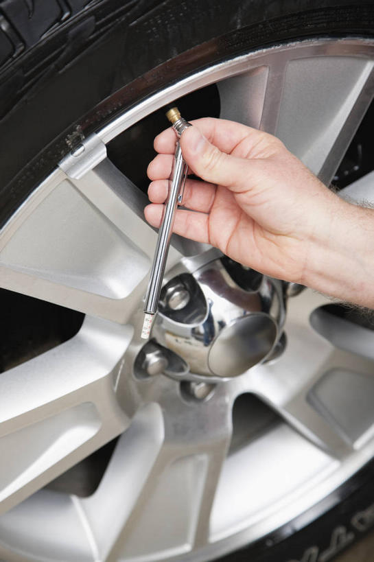 西方人,手,一个人,机修工,竖图,室外,特写,白天,正面,欧洲,欧洲人,仅一个男性,仅一个人,仅一个中年男性,握,阴影,反射,测量,标志,数字,文字,影子,字符,指针,标识,维护,维修,修护,工人,一个,黑色,轮胎,手部,橡胶,压力,握着,阿拉伯数字,单个,单手,仪表盘,橡胶制品,车胎,压力表,仪表,男人,男性,中年男性,白种人,机械师,机修工人,半身,彩图,外胎