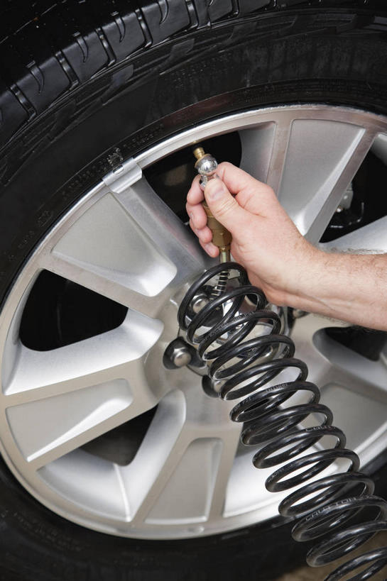 西方人,手,一个人,机修工,竖图,室外,特写,白天,正面,欧洲,欧洲人,仅一个男性,仅一个人,仅一个中年男性,握,阴影,反射,螺旋,影子,设备,维护,维修,修护,工人,一个,黑色,轮胎,手部,橡胶,打气筒,打气,握着,充气,单个,单手,装备,橡胶制品,车胎,空气泵,设置,充气筒,男人,男性,中年男性,白种人,机械师,机修工人,半身,彩图,外胎