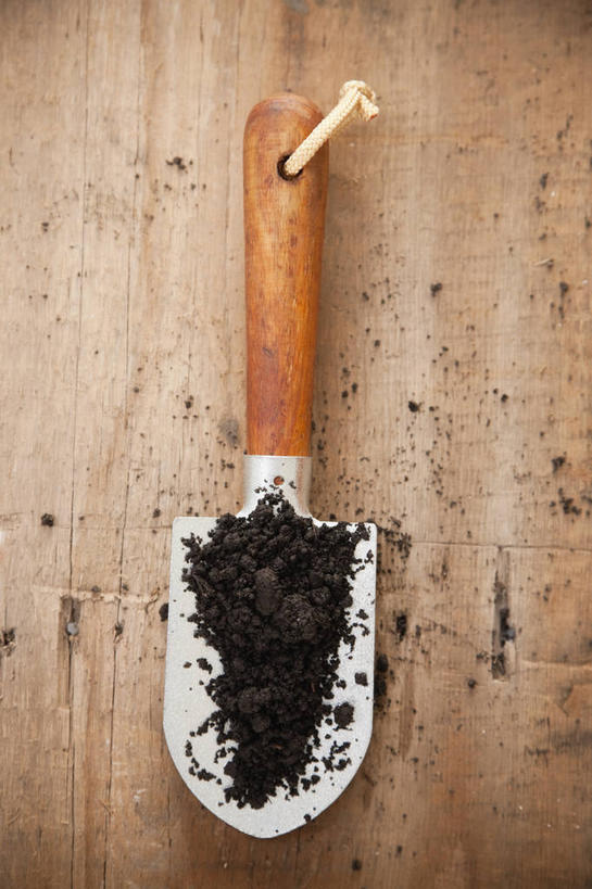 无人,竖图,俯视,室内,特写,白天,桌面,桌子,金属制品,一把,一堆,许多,阴影,堆叠,堆积,反射,金属,木制,铲子,影子,泥土,土壤,木制品,堆,彩图,高角度拍摄,手铲